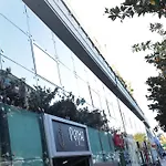 A Gallery Hotel *